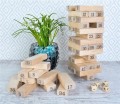 gra drewniana chwiejąca wieża jenga