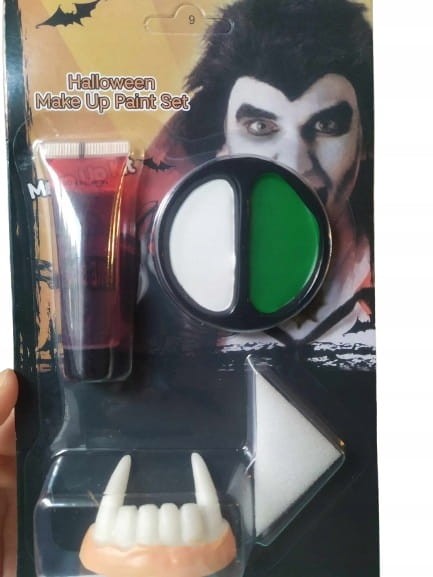 farbki do twarzy i sztuczna krew oraz zęby dracula